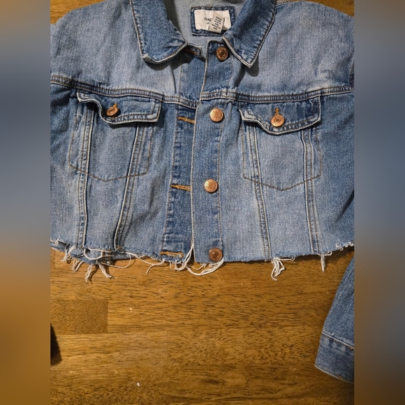 Forever 21 Jacket Womens Medium Blue Denim Crop Distressed Raw Frayed Hem - Picture 3 of 5